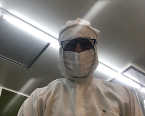Cleanroom-operator with full-body protection